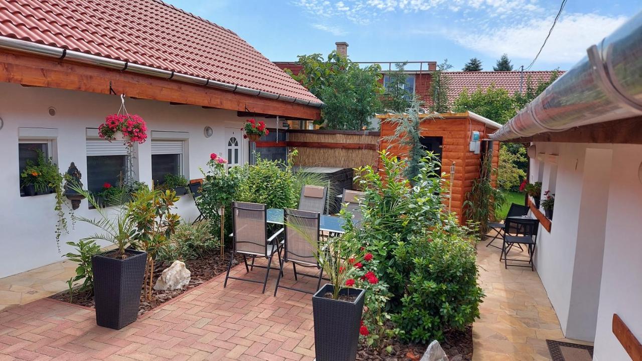 Апартаменти Gyongy Apartmanhazak Дьиндьиш Екстер'єр фото
